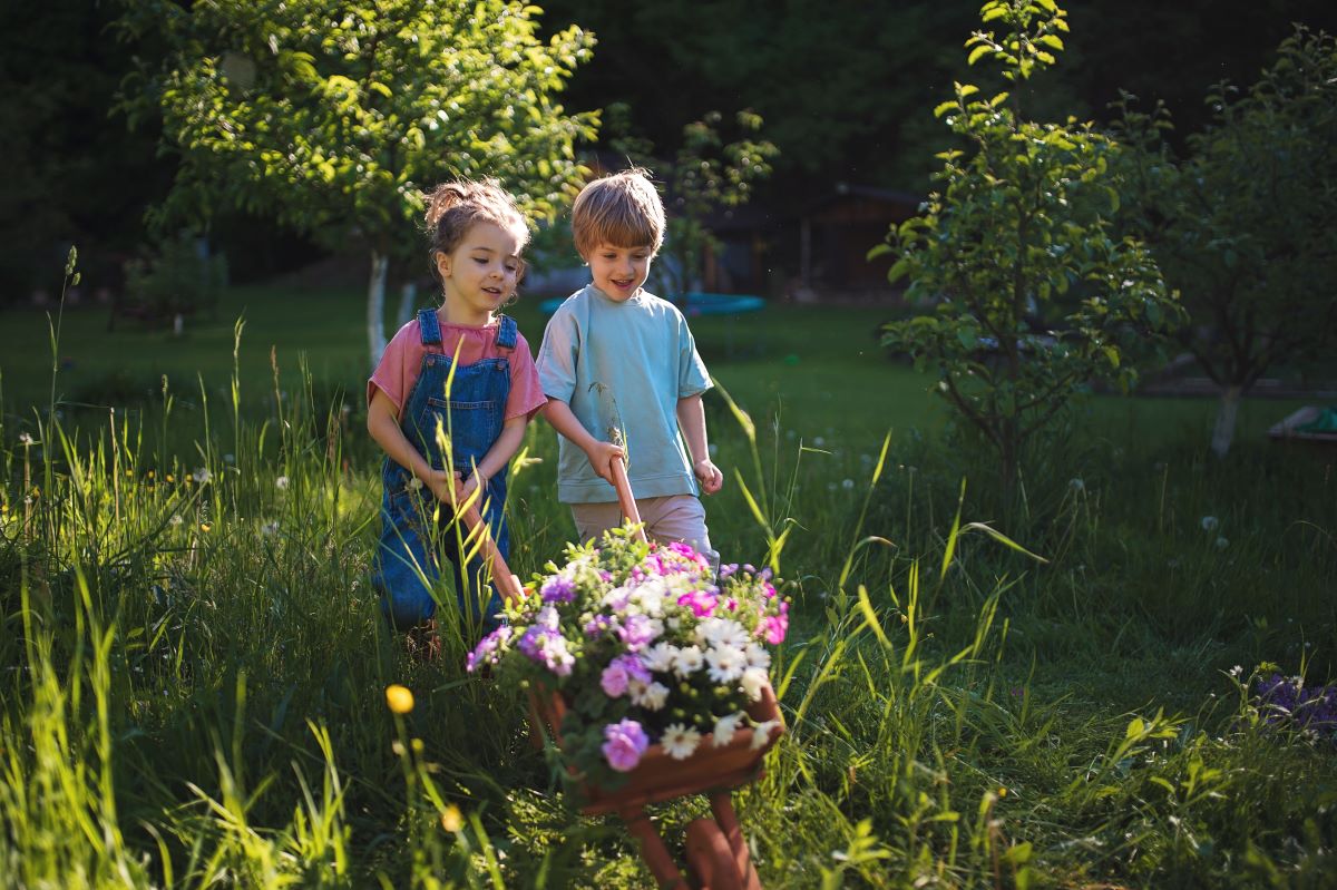 Kinder im Garten beschäftigen: Kreative Ideen für Freudensta